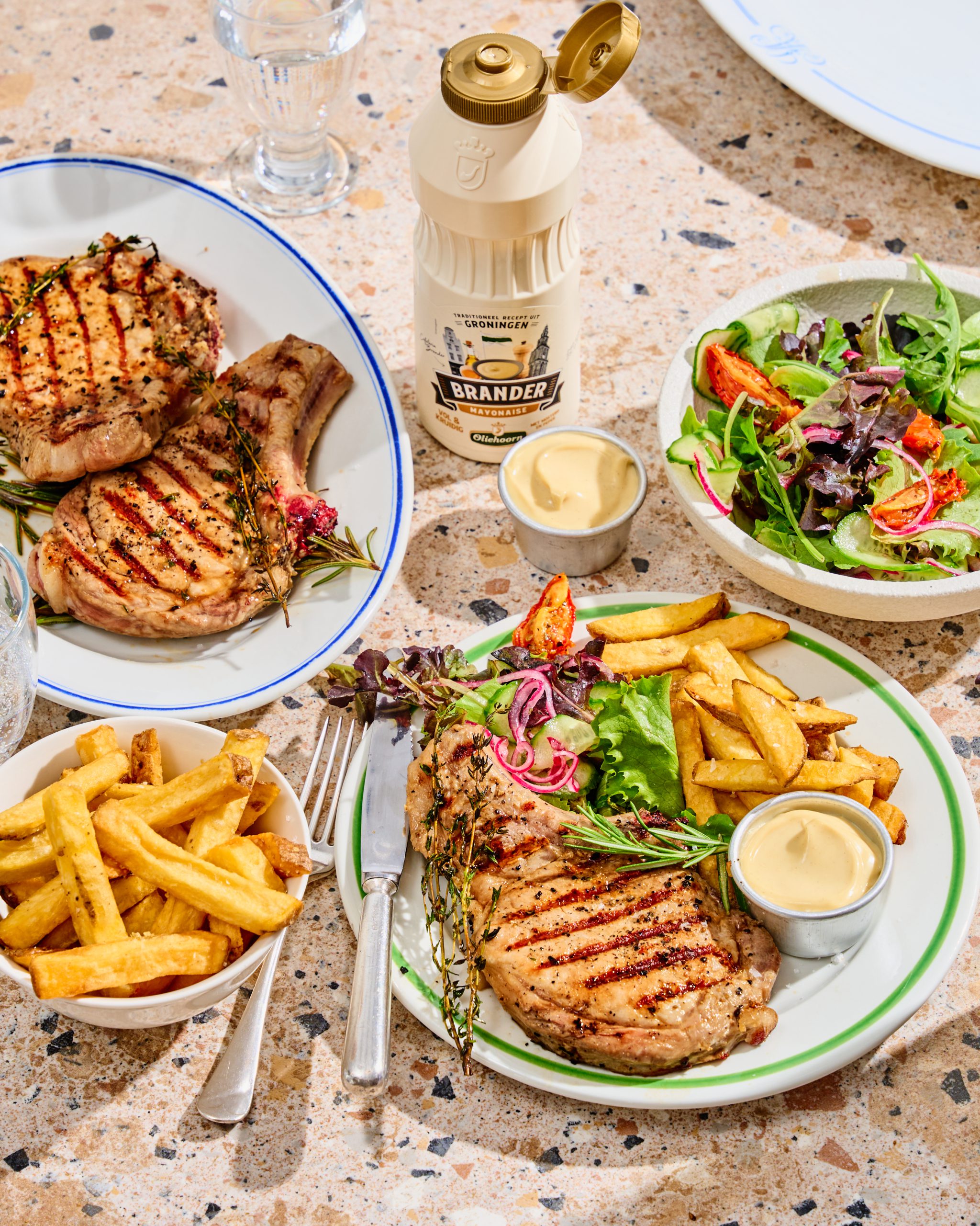 Gegrilde karbonades met friet, salade en Brander Mayonaise