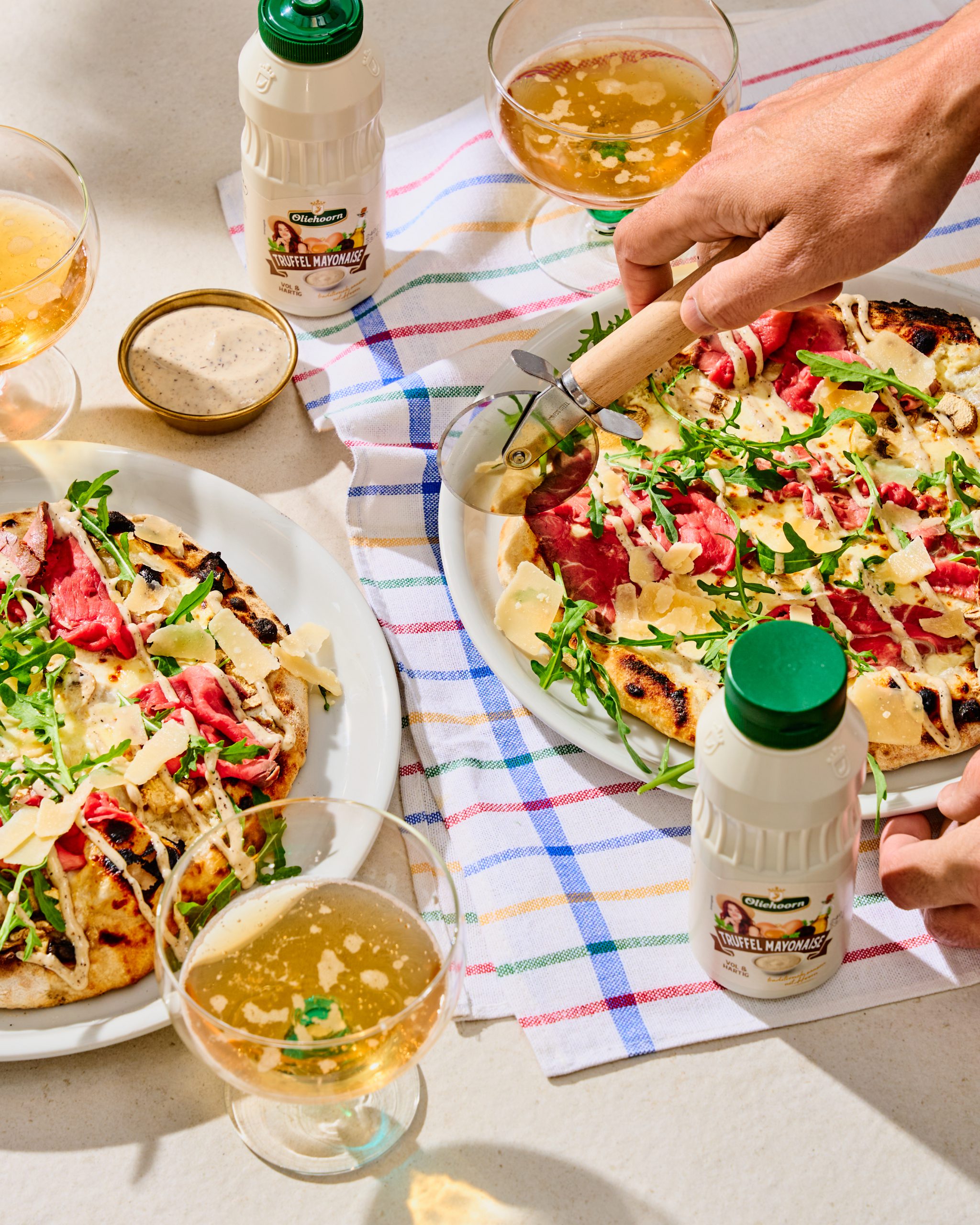 Pizza met rosbief, paddenstoelen en truffelmayonaise