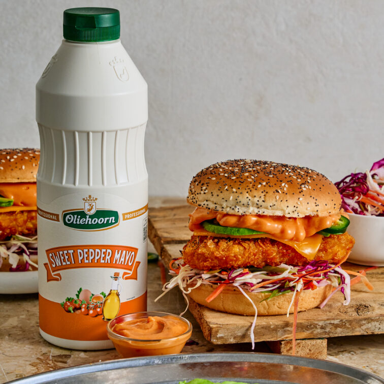 Ontdek deze crispy kipburger met Oliehoorn Sweet Pepper Mayo – mals vanbinnen, knapperig vanbuiten en perfect op smaak gebracht met een zijdezachte, kruidige topping.