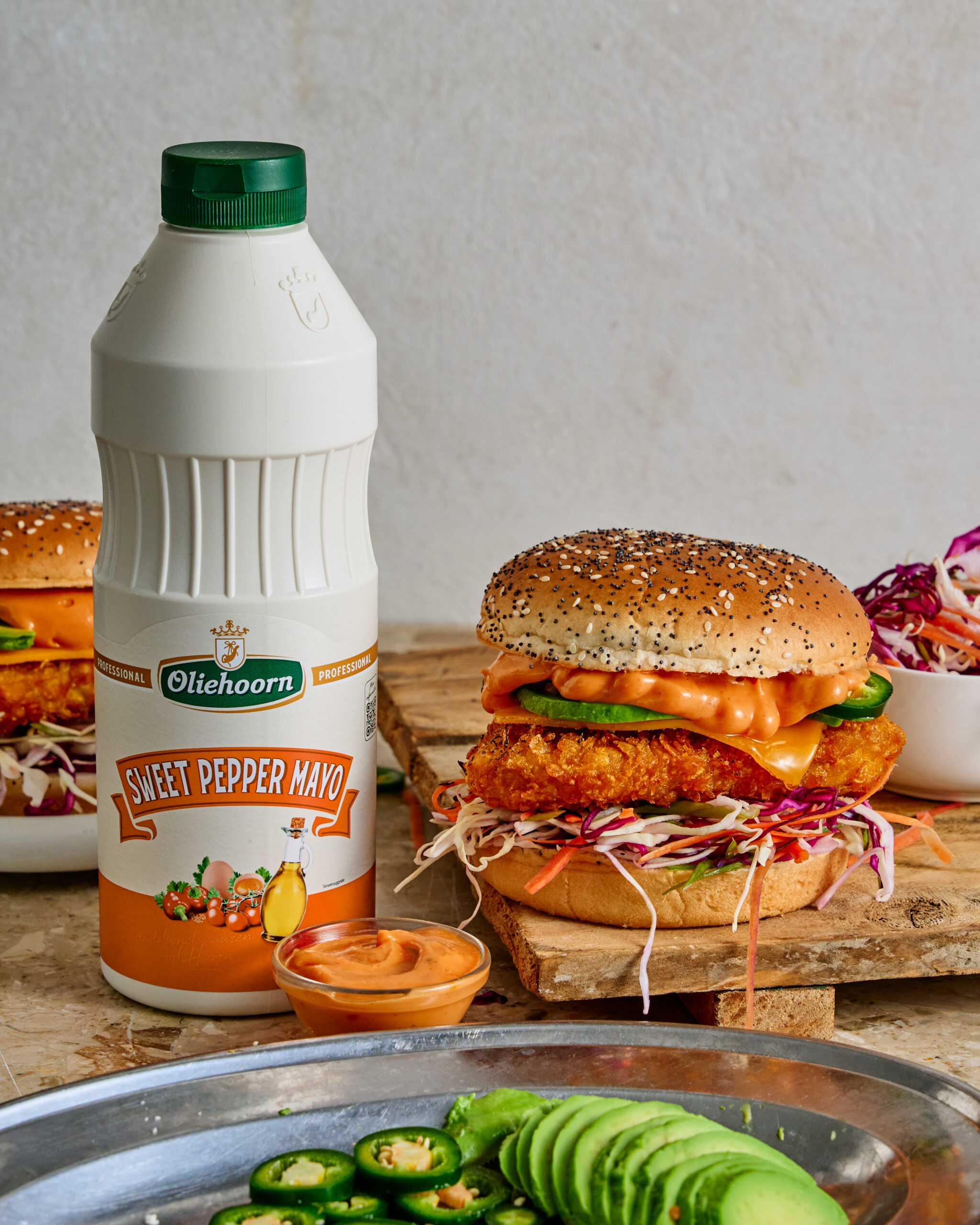 Ontdek deze crispy kipburger met Oliehoorn Sweet Pepper Mayo – mals vanbinnen, knapperig vanbuiten en perfect op smaak gebracht met een zijdezachte, kruidige topping.