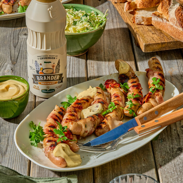 Honing-mosterdworstjes met spek van de BBQ en Brander mayonaise