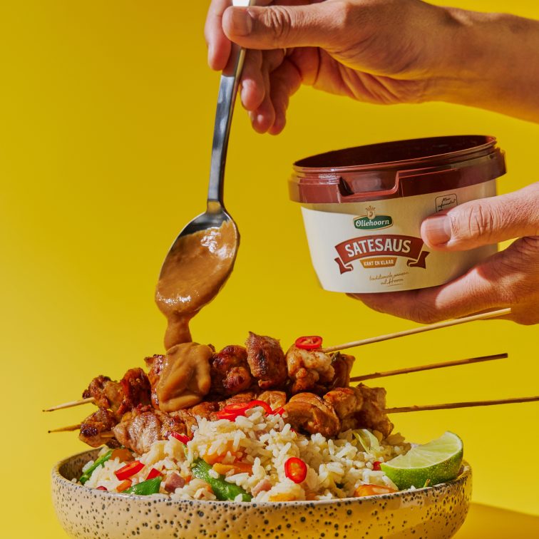 Nasi met kipsaté-spiesjes en satésaus