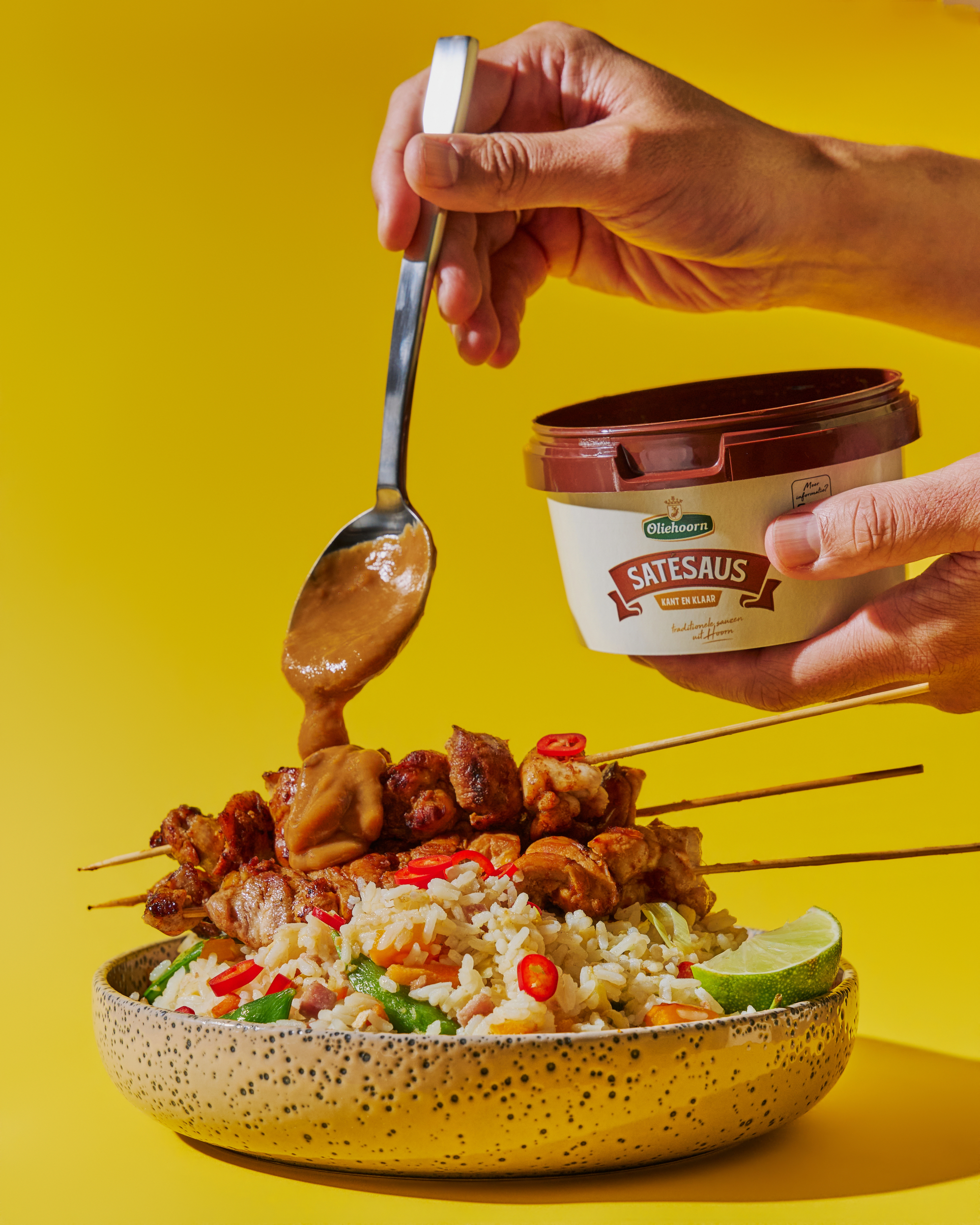 Nasi met kipsaté-spiesjes en satésaus